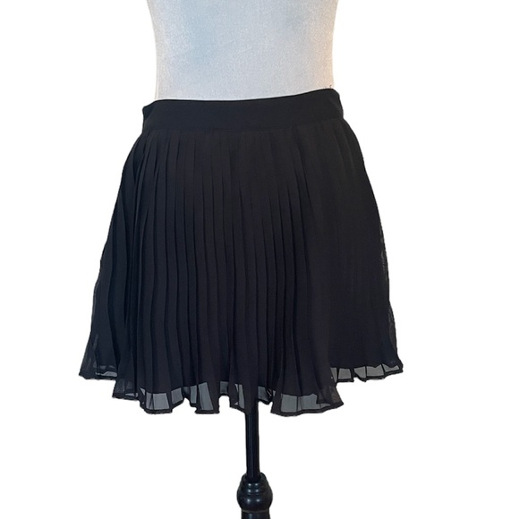 Central Park West pleated black on trend mini skirt with pockets size small - Picture 5 of 13